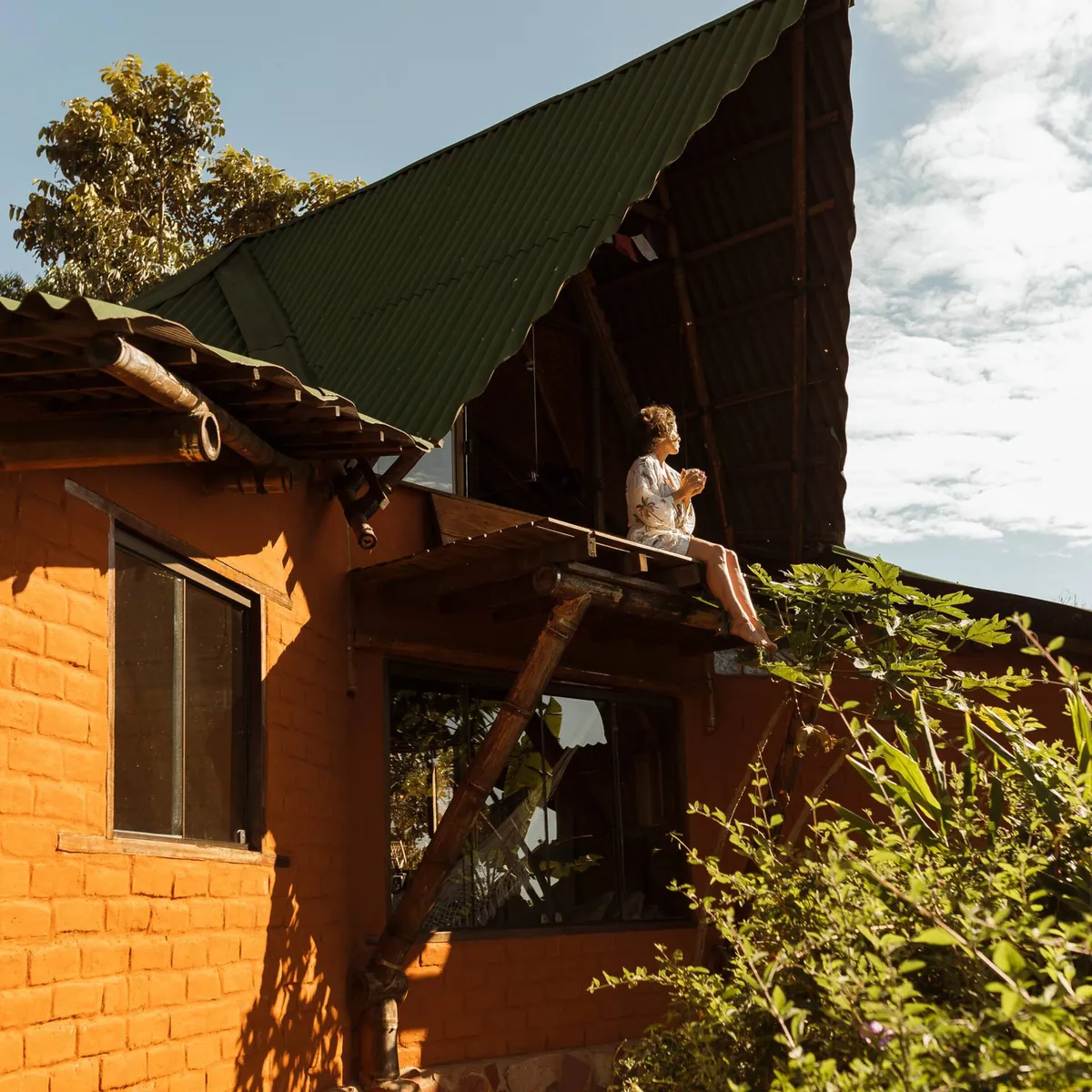 Fachada da casa, com a varanda de cima